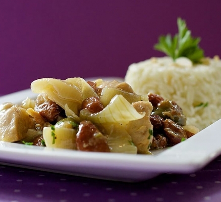 CHICKEN WITH OLIVES, RAISINS AND ONIONS