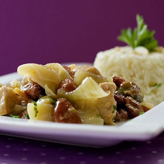 CHICKEN WITH OLIVES, RAISINS AND ONIONS